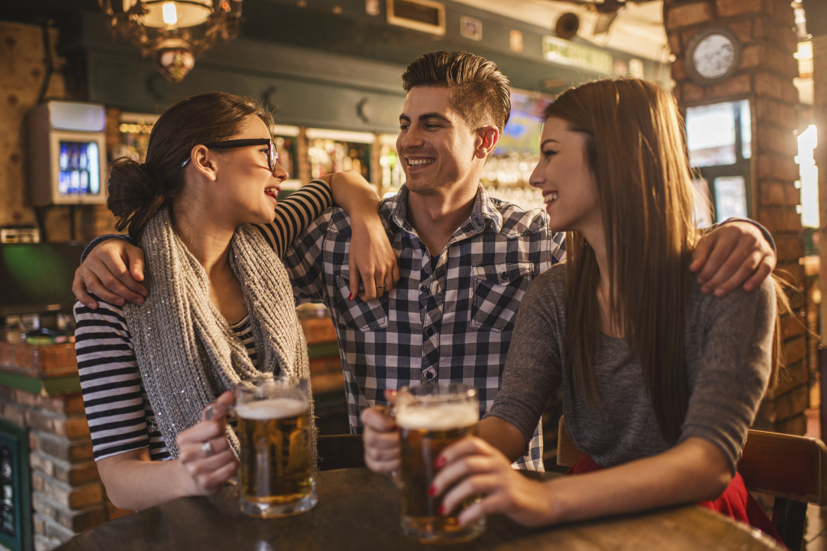 4 Body Language “Hacks” To Get More Girls